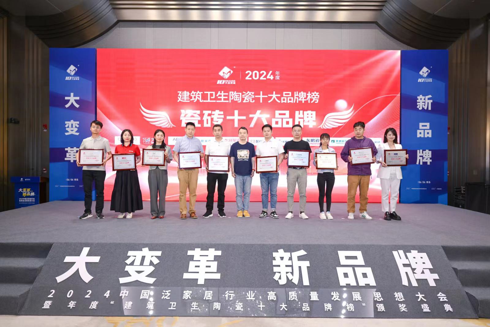 领奖.jpg 领奖.jpg